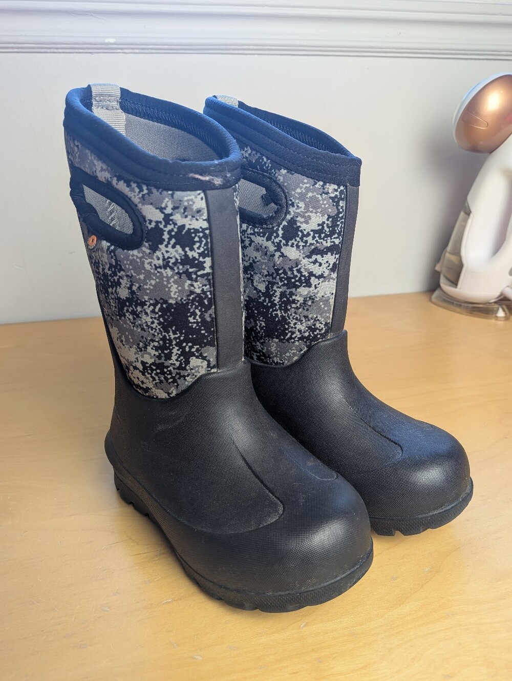 BOGS Rainboots Kid Size 10 Neoclsc Mcamo Black And Gray Outdoor Waterproof